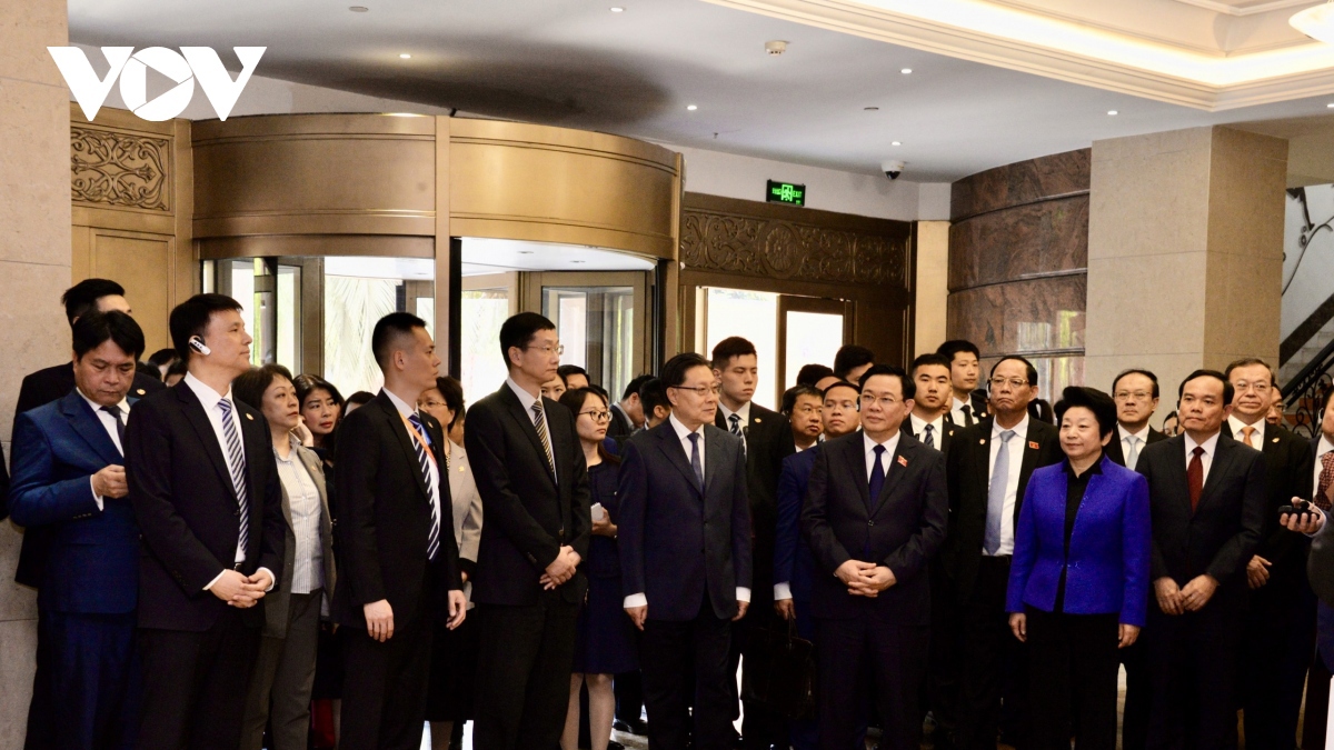 NA Chairman visits Hongqiao legislative centre in Shanghai